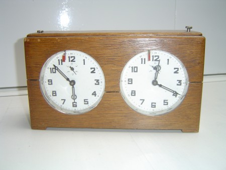 Klok was van H.vd Berg, v.Nagell 12 te Doorn garantie van 12 feb 42 tot 12 feb 44
