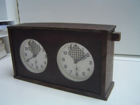 Klok schakelt door latje te verschuiven. 